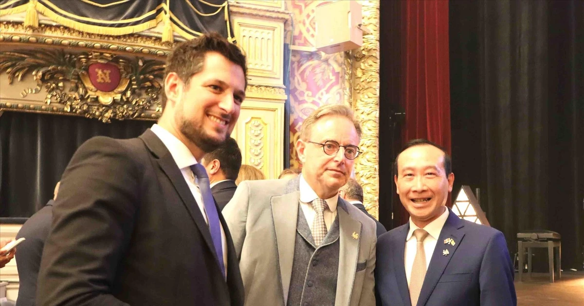 El ministro y presidente de Valonia, Adrien Dolimont; el primer ministro belga, Bart De Weve; y el embajador de Vietnam en Bélgica, Nguyen Van Thao. (Foto: VNA)