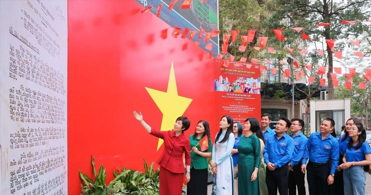 La directora general de VNA, Vu Viet Trang, presenta el primer Boletín de la Victoria, el boletín de noticias más importante transmitido por "Viet Nam Thong tan xa" (ahora Agencia Vietnamita de Noticias). 