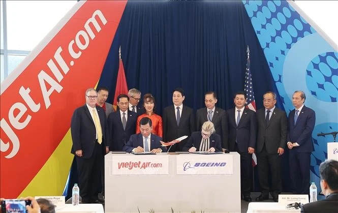 El presidente de Vietnam, Luong Cuong, presencia la firma del acuerdo de entrega del primer Boeing 737-8 entre Boeing Corporation y Vietjet Air. (Fuente: VNA) 