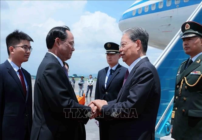 Tran Quang Phuong, vicepresidente de la Asamblea Nacional de Vietnam, recibe al miembro del Comité Permanente del Buró Político y presidente del Comité Permanente de la Asamblea Popular Nacional de China, Zhao Leji, en el aeropuerto internacional de Noi Bai. (Foto: VNA) 