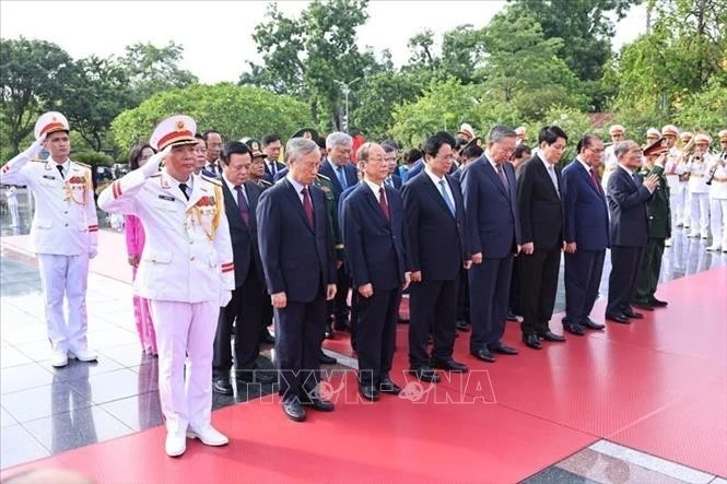 Líderes del Partido y Estado de Vietnam rinden homenaje al Presidente Ho Chi Minh, héroes y mártires. (Fuente: VNA)