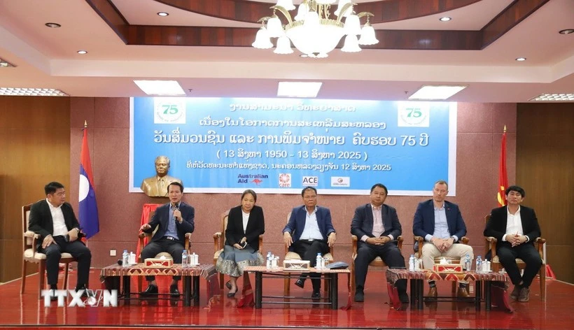 Bui Xuan Tu (segundo desde la izquierda), corresponsal en jefe de la Agencia Vietnamita de Noticias (VNA), presenta sobre la VNA en el evento. (Foto: VNA)