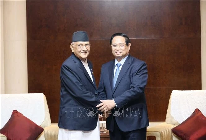 El primer ministro de Vietnam, Pham Minh Chinh, y su homólogo nepalí, Khadga Prasad Sharma Oli. (Fuente: VNA) 