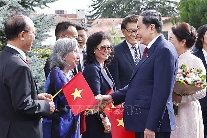 El presidente de la Asamblea Nacional de Vietnam, Tran Thanh Man, junto a su esposa, sostiene un encuentro con el personal las misiones diplomáticas y miembros de la comunidad vietnamita en Suiza. (VNA) 