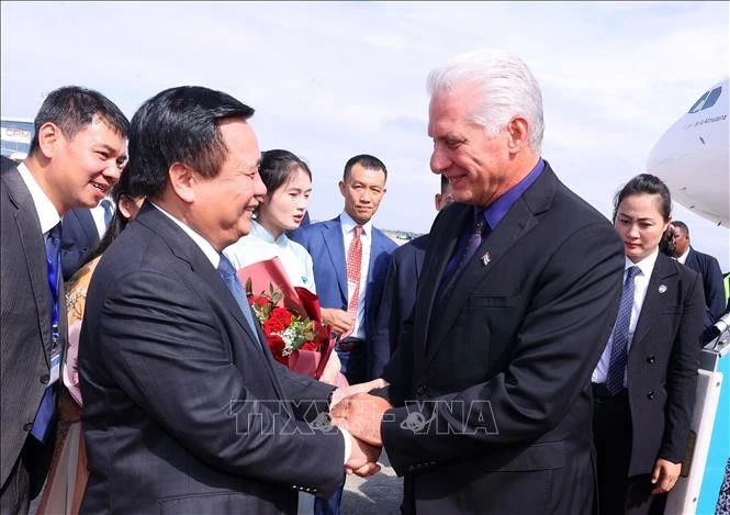 Nguyen Xuan Thang, miembro del Buró Político, director de la Academia Nacional de Política Ho Chi Minh y presidente del Consejo Teórico Central, recibe al primer secretario del Comité Central del Partido Comunista y presidente de Cuba, Miguel Díaz-Canel Bermúdez, y a su esposa en el aeropuerto internacional de Noi Bai. (Foto: VNA) 