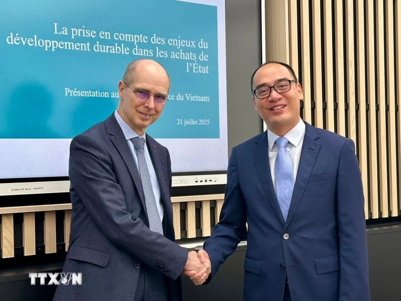 Jean-Yves Bertucci, presidente de la Cámara de lo Contencioso del Tribunal de Cuentas francés, y el subjefe de la Auditoría Estatal de Vietnam, Bui Quoc Dung. (Foto: VNA)