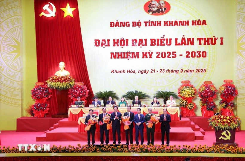 El Buró Ejecutivo del Comité provincial del Partido de Khanh Hoa entrega flores a los destacados camaradas reconociendo su gran contribución al desarrollo de la provincia durante el último tiempo. (Foto: VNA)