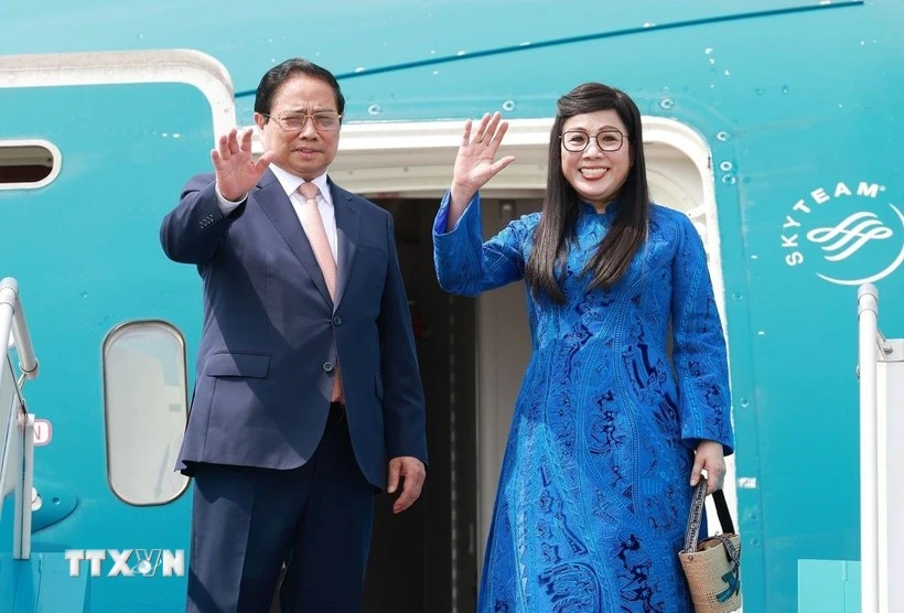 El primer ministro de Vietnam, Pham Minh Chinh, y su esposa parten de Hanói hacia Brasil para participar en la Cumbre Ampliada del BRICS 2025 y realizar las actividades bilaterales en el país latinoamericano. (Fuente: VNA)