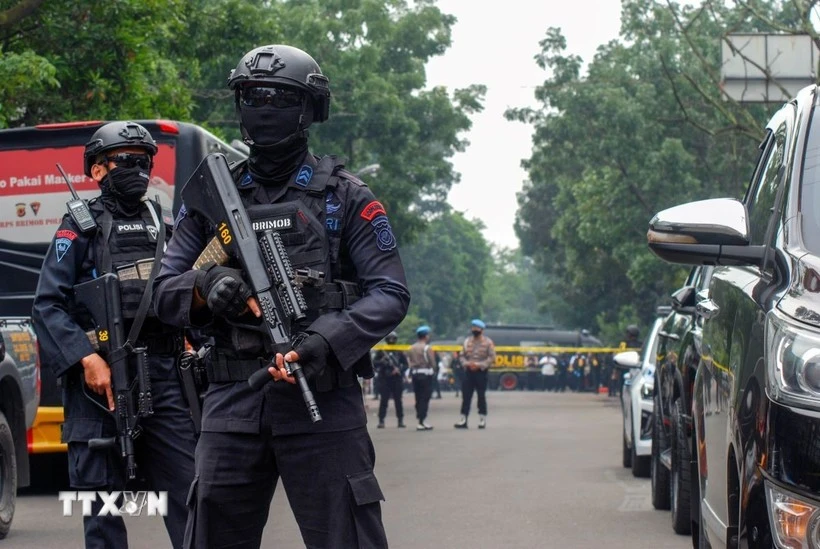 La policía monta guardia frente a una comisaría en la ciudad de Bandung, Indonesia. (Foto: AFP/VNA) 