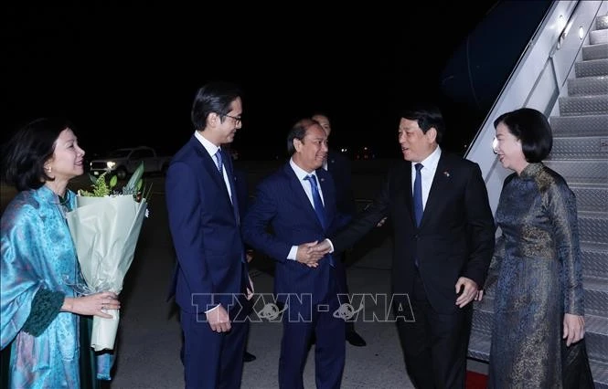 El presidente de Vietnam, Luong Cuong, llega al aeropuerto internacional J.F. Kennedy de Nueva York, Estados Unidos, para participar en el Debate General de Alto Nivel del 80º período de sesiones de la Asamblea General de las Naciones Unidas, así como en diversas actividades bilaterales en el país norteamericano. (Fuente: VNA) 