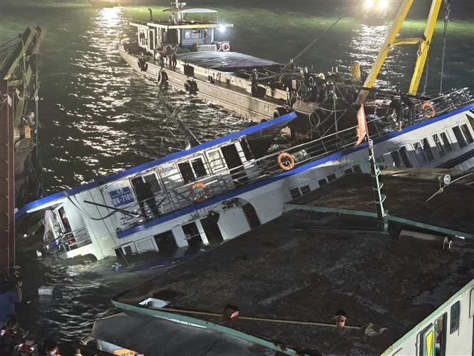 A las 1:30 horas, el barco turístico 48 QN-7105 fue rescatado prácticamente a la superficie. (Foto: VNA) 