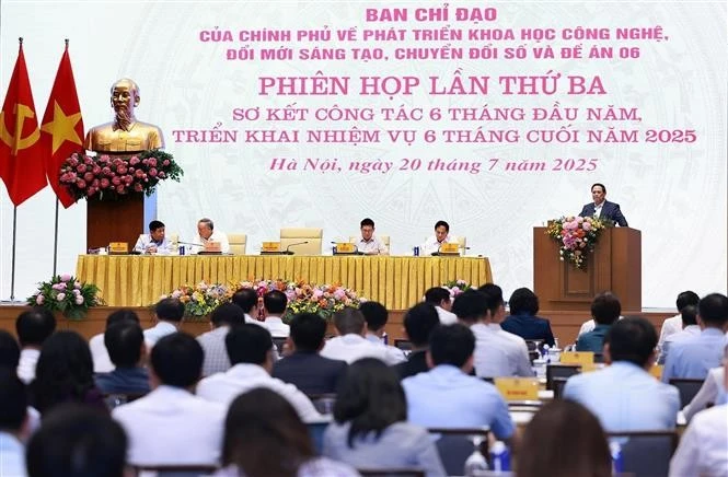 El primer ministro de Vietnam, Pham Minh Chinh, preside la tercera reunión del Comité Directivo del Gobierno sobre el desarrollo de la ciencia, la tecnología, la innovación, la transformación digital y el Proyecto 06. (Fuente: VNA)