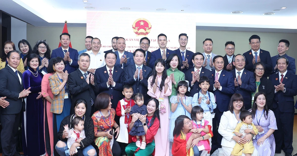El presidente Luong Cuong, su esposa y delegados con el personal de la Embajada y representantes de la comunidad vietnamita en Angola. (Foto: VNA) 
