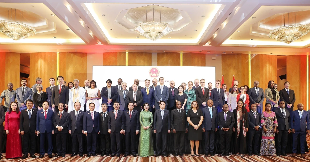 El presidente Luong Cuong, su esposa y los delegados asisten al acto conmemorativo. (Fuente: VNA) 
