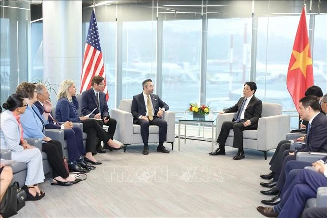 El presidente de Vietnam, Luong Cuong, recibe a una delegación de legisladores del estado de Oregón. (Fuente: VNA) 