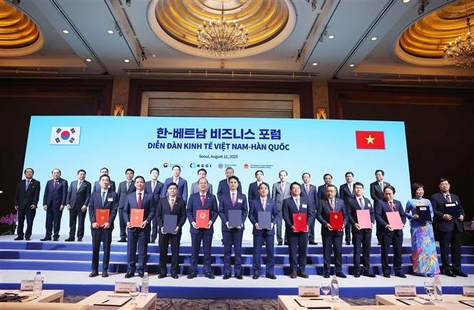 El secretario general del Partido Comunista de Vietnam, To Lam, y el primer ministro de Corea del Sur, Kim Min Seok, presencian la firma de una serie de acuerdos de cooperación. (Foto: VNA)
