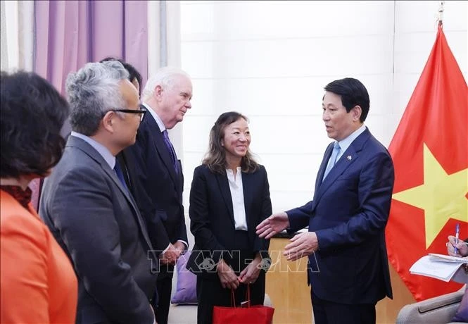 El presidente Luong Cuong recibe a líderes del Instituto Weatherhead de Asia Oriental y del Programa de Vietnam en la Universidad de Columbia. Foto: VNA 