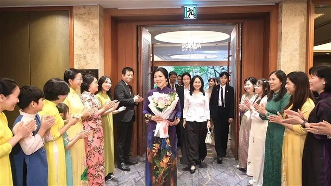 Las mujeres vietnamitas casadas en Corea del Sur dan la bienvenida a Ngo Phuong Ly, esposa del secretario general del Partido Comunista de Vietnam, To Lam. (Foto: VNA) 