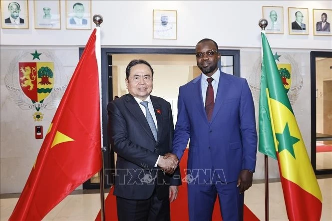 El presidente de la Asamblea Nacional de Vietnam, Tran Thanh Man (izquierda), se reúne con el primer ministro senegalés, Ousmane Sonko (Foto: VNA)