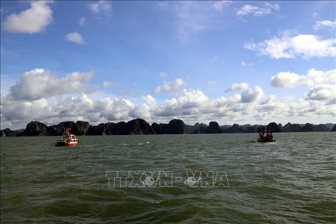 Barcos de la policía de Quang Ninh participan en la búsqueda en la bahía de Ha Long. (Foto ilustrativa: VNA)