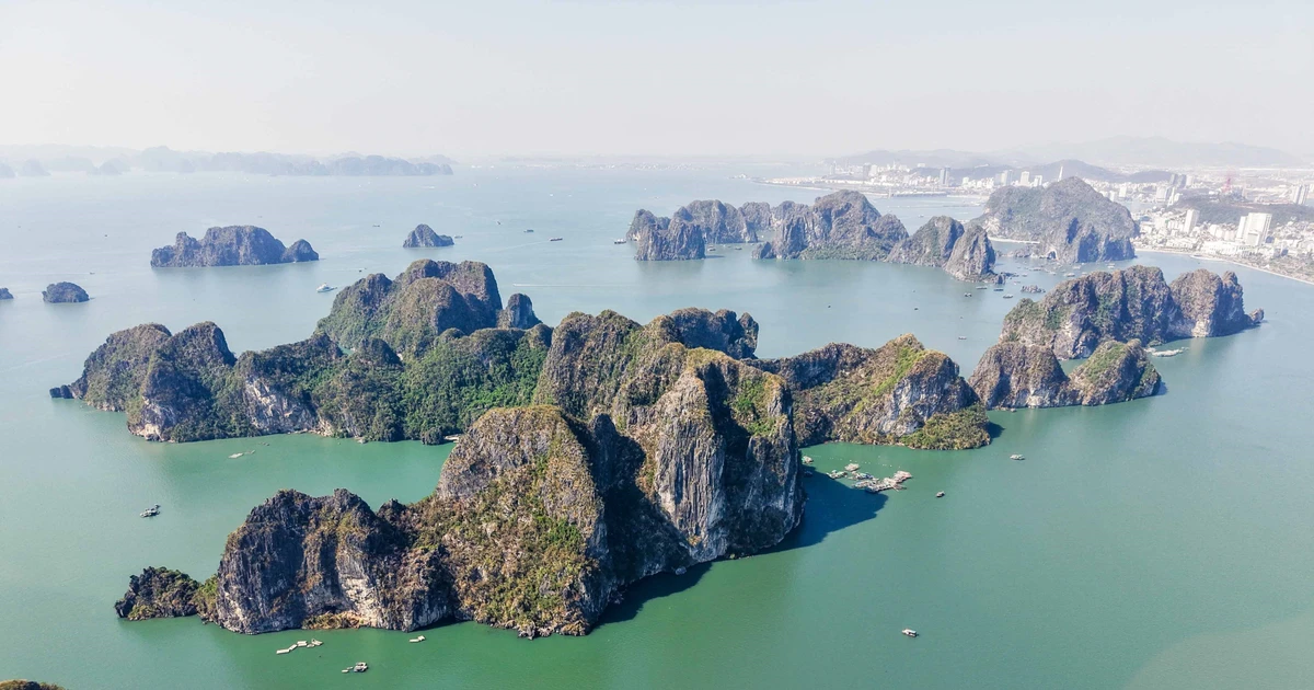 La bahía de Ha Long cuenta con mil 969 islas, en su mayoría de piedra caliza. (Foto: VNA)