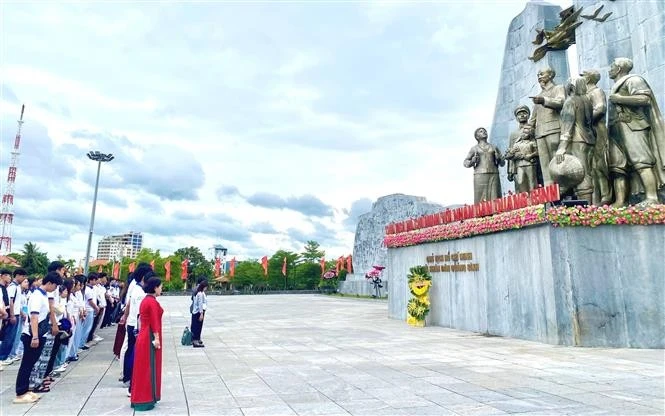 La delegación rinde homenaje al Tío Ho y a los héroes caídos (Foto: VNA)