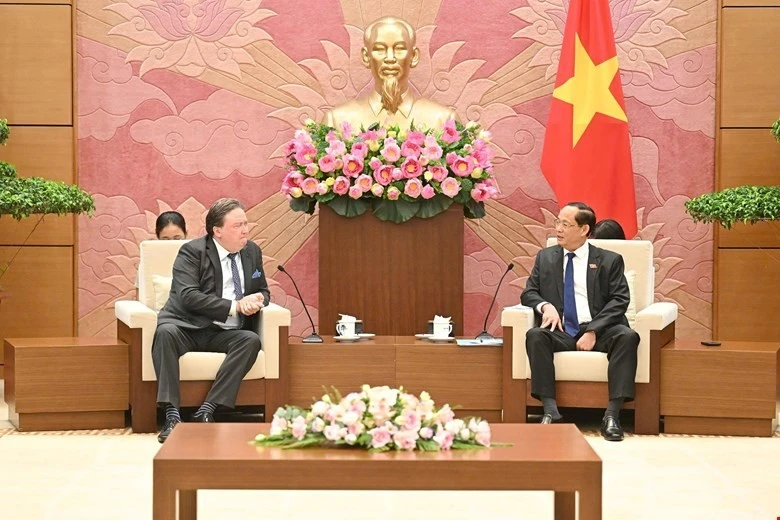El vicepresidente de la Asamblea Nacional Tran Quang Phuong (derecha) conversa con Marc E. Knapper, embajador de Estados Unidos en Vietnam (Foto: VNA)
