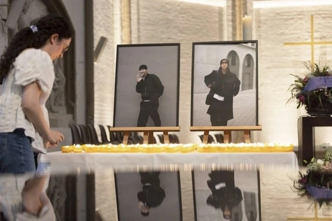 Foto de Quang y Minh en el servicio conmemorativo en la iglesia de San Petri, Hamburgo. (Foto: Hamburger Morgenpost)
