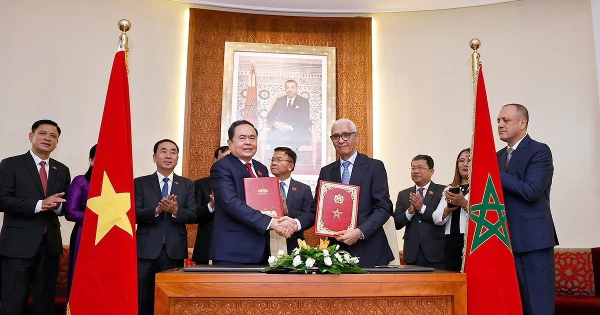 El presidente de la Asamblea Nacional de Vietnam, Tran Thanh Man (izquierda), y el titular de la Cámara de Representantes de Marruecos, Rachid Talbi Alami, firman un acuerdo de cooperación entre los dos Parlamentos. (Foto: VNA)