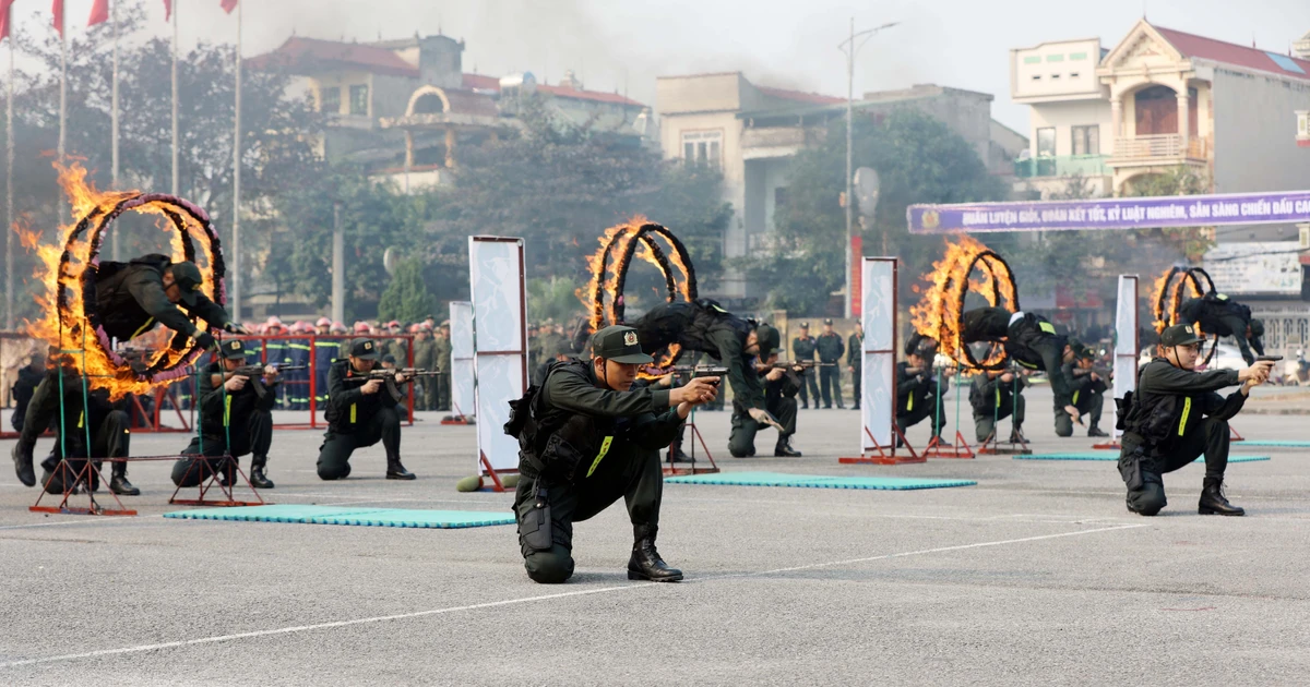 Entrenamiento de tiro combinado con desplazamiento táctico y prácticas de técnicas de asalto a edificaciones, organizado de manera rigurosa, garantizando la seguridad, la precisión y la adecuación a los requerimientos prácticos de la misión. (Foto: VNA)