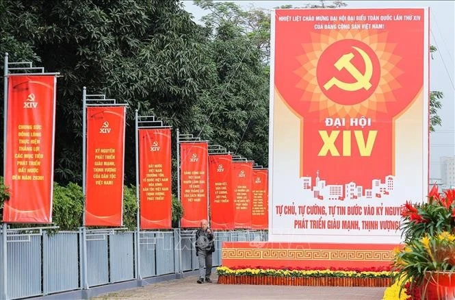 Pancartas y lemas, pintados de un rojo vibrante, adornan las calles de Hanói, dando la bienvenida al XIV Congreso Nacional del Partido Comunista de Vietnam. (Foto: VNA)