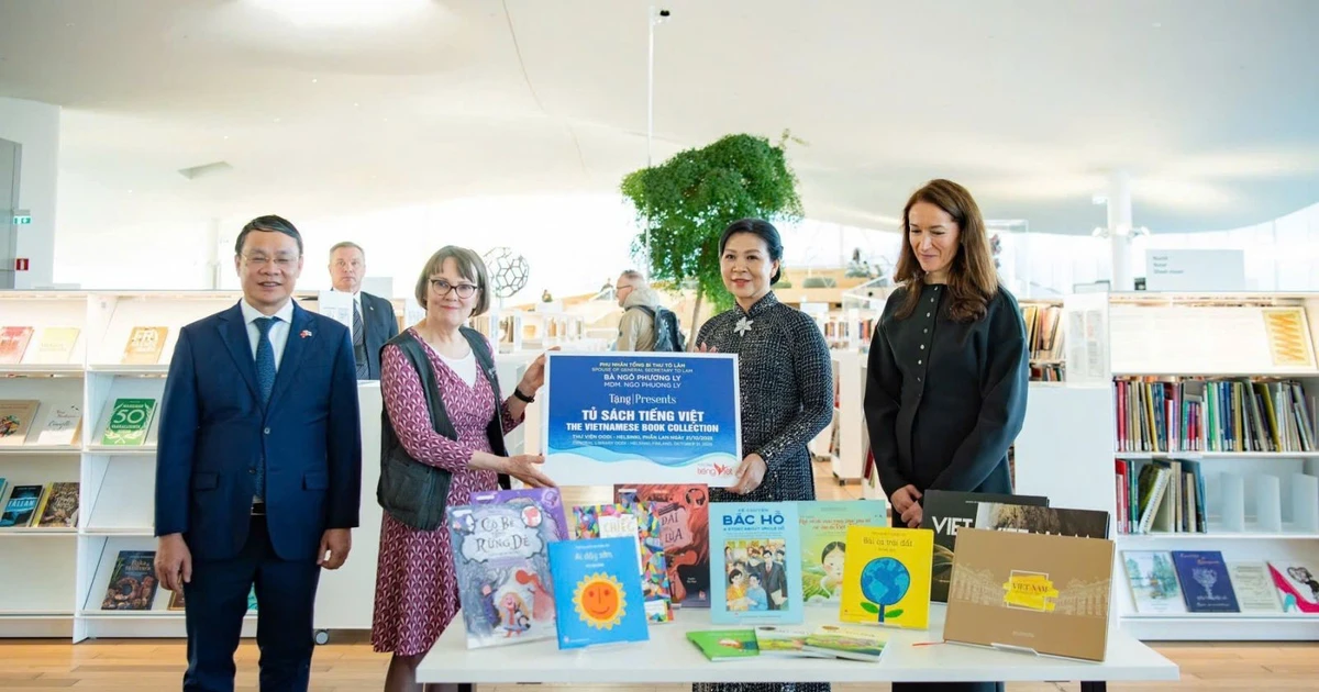 Ngo Phuong Ly, esposa del secretario general del Partido Comunista de Vietnam, hace entrega simbólica del “Estante de libros en vietnamita” a la Biblioteca Central Oodi en Helsinki. (Foto: VNA) 
