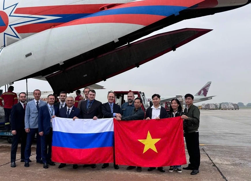 En la entrega de la ayuda humanitaria. (Foto: VNA)