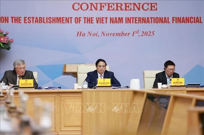 El primer ministro Pham Minh Chinh preside la Conferencia de consulta con expertos y organizaciones nacionales e internacionales sobre el establecimiento del Centro Financiero Internacional en Vietnam. (Foto: VNA)