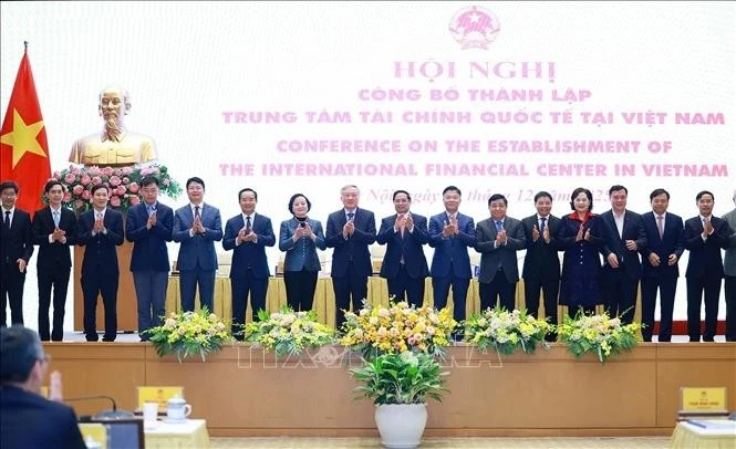 El primer ministro Pham Minh Chinh y miembros del Consejo Ejecutivo del Centro Financiero Internacional y de la Oficina Ejecutiva del Centro en Ciudad Ho Chi Minh y Da Nang. (Foto: VNA)