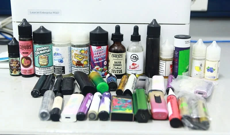 Los cigarrillos electrónicos, atractivos y llamativos, pueden contener drogas y otras sustancias peligrosas sin que el usuario lo sepa. (Foto: VNA)