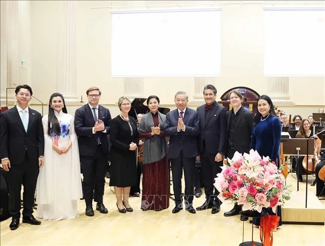 El secretario general del Partido Comunista de Vietnam, To Lam, y su esposa, obsequian flores a los artistas (Foto: VNA) 
