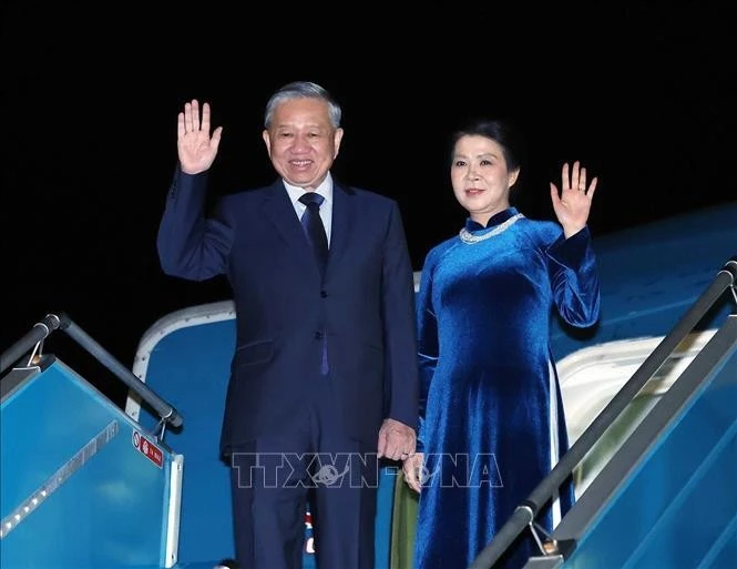 El secretario general del Partido Comunista de Vietnam, To Lam, y su esposa, Ngo Phuong Ly, parten de Hanói para realizar una visita oficial al Reino Unido de Gran Bretaña e Irlanda del Norte. (Foto: VNA)