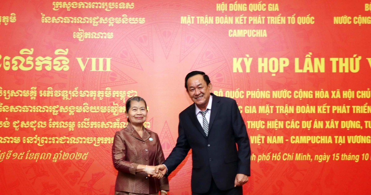 El coronel general Vo Minh Luong, viceministro de Defensa de Vietnam, y Samdech Men Sam An, presidenta del Consejo Nacional del Frente de Solidaridad para el Desarrollo de la Patria de Camboya. (Foto: VNA) 