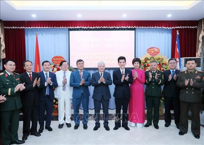 Do Van Chien, miembro del Buró Político del Comité Central del Partido y presidente del Comité Central del Frente de la Patria de Vietnam, junto con delegados. (Foto: VNA)