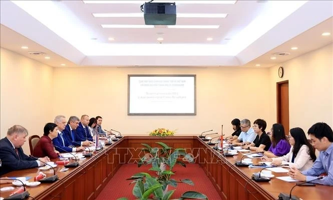 Escena de la reunión de trabajo entre la VNA y la delegación de la ciudad rusa de San Petersburgo. (Foto: VNA)