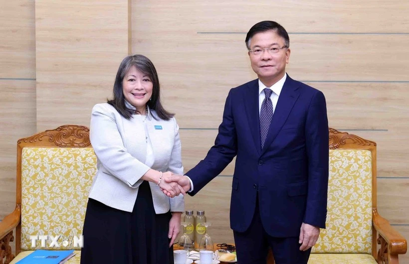 El viceprimer ministro Le Thanh Long y June Kunugi, directora regional de UNICEF para Asia Oriental y el Pacífico. (Foto: VNA)