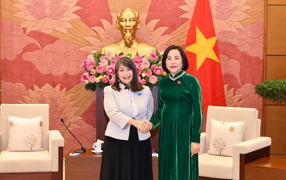 La vicepresidenta de la Asamblea Nacional de Vietnam, Nguyen Thi Thanh, recibe en Hanói a la directora regional de Unicef para Asia y el Pacífico, June Kunugi. (Foto: VNA)
