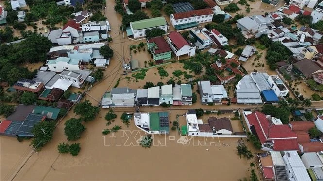 Las extensas inundaciones en la provincia de Khanh Hoa han dejado muchas casas sumergidas. (Foto: VNA)