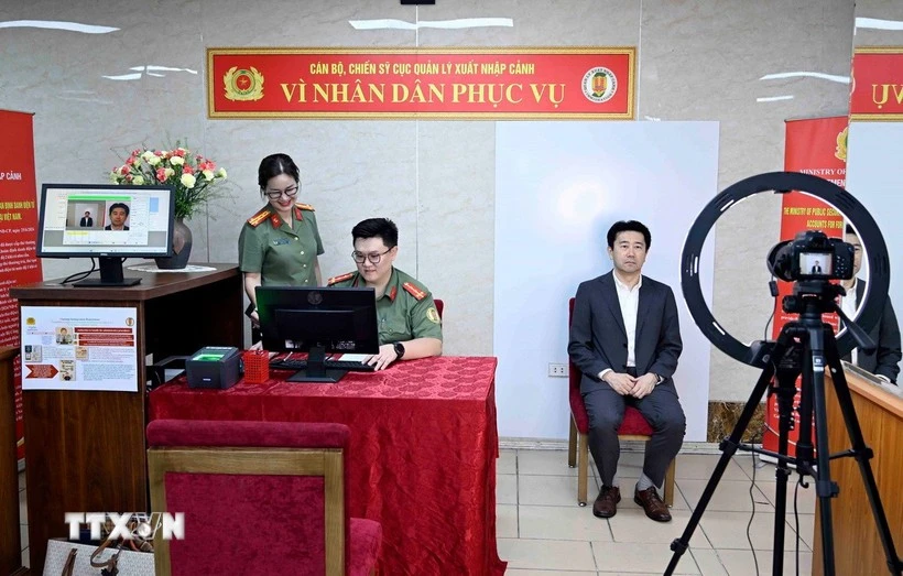 Los funcionarios de inmigración realizan los procedimientos para emitir cuentas de identificación electrónica de nivel 2 para extranjeros. (Foto: VNA)