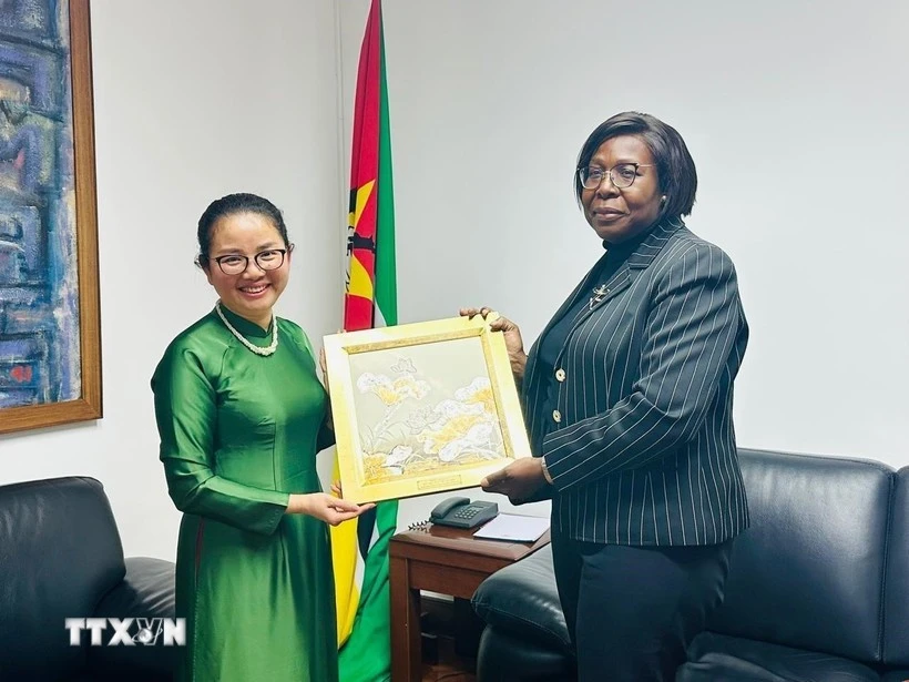 Tran Thi Thu Thin, embajadora de Vietnam en Mozambique, y la primera ministra de Mozambique, Maria Benvinda Delfina Levi. (Foto: VNA)