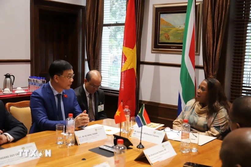 El vicepresidente de la Asamblea Nacional de Vietnam, Vu Hong Thanh, se reúne con la presidenta del Consejo Nacional de Provincias del Parlamento de Sudáfrica, Refilwe Mtshweni-Tsipane (Foto: VNA)