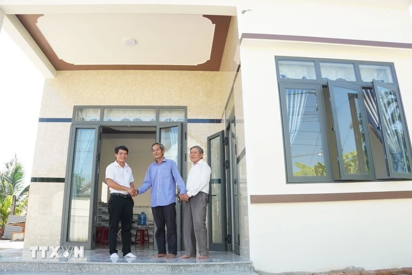 Una familia se muda a su nueva casa construida gracias al apoyo de financiación de benefactores. (Foto: VNA)