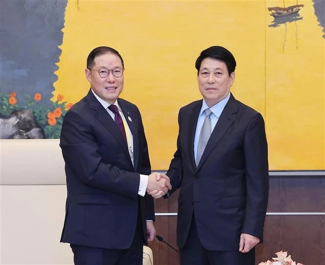 El presidente de Vietnam, Luong Cuong (derecha), recibe a Hyun Sang Cho, presidente del ABAC 2025 y vicepresidente del grupo Hyosung (Foto: VNA)