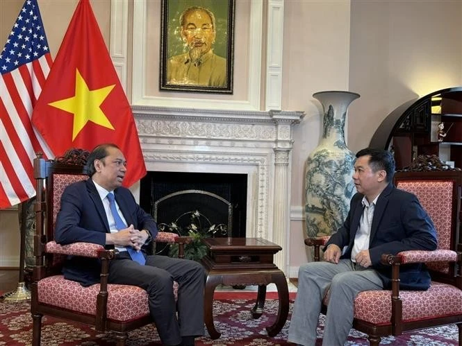 El embajador de Vietnam en Estados Unidos, Nguyen Quoc Dung (derecha), en la entrevista. (Foto: VNA)